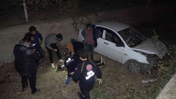 Alkollü Sürücü Otomobiliyle Dereye Uçtu: 2 Yaralı