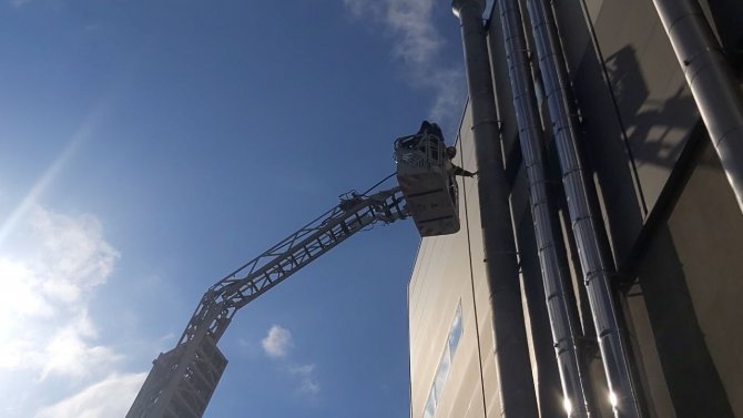 Fabrikanın Bacasında Çıkan Yangın Korkuttu