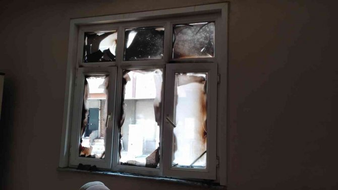 Bağcılar’da Madde Bağımlısı Şahıs Önce Evin Camlarını Kırdı Sonra Ateşe Verdi