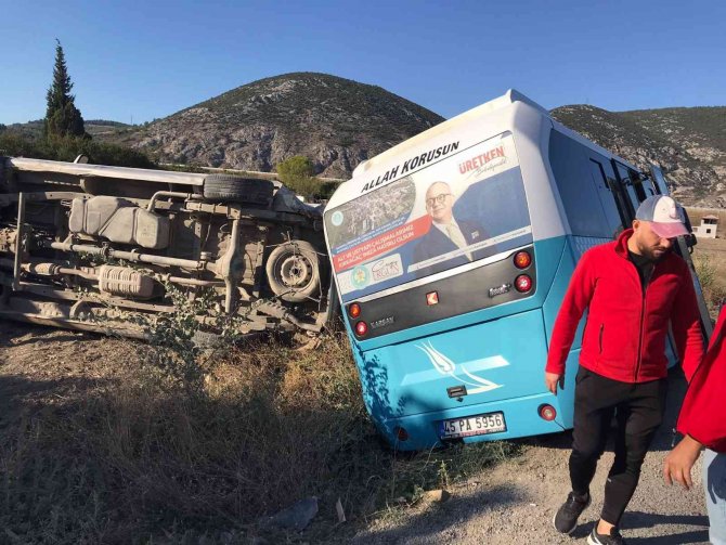 Manisa’da Öğrencileri Taşıyan Midibüs İle Otomobil Çarpıştı: 2 Yaralı