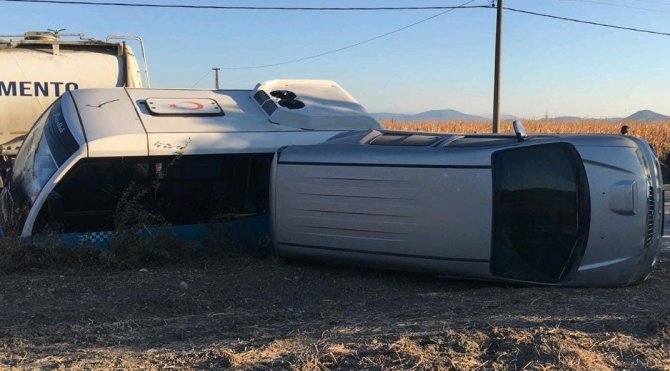 Manisa’da Öğrencileri Taşıyan Midibüs İle Otomobil Çarpıştı: 2 Yaralı