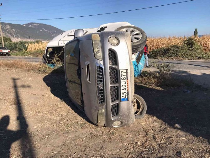 Manisa’da Öğrencileri Taşıyan Midibüs İle Otomobil Çarpıştı: 2 Yaralı
