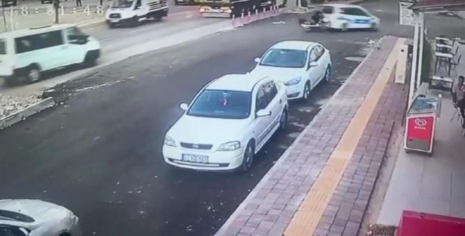 Polis Aracına Çarpan Motorlu Kurye Ağır Yaralandı