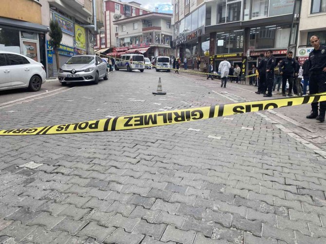 Esenyurt’ta Akrabaların Kavgasında Ortalık Savaş Alanına Döndü: 2 Yaralı