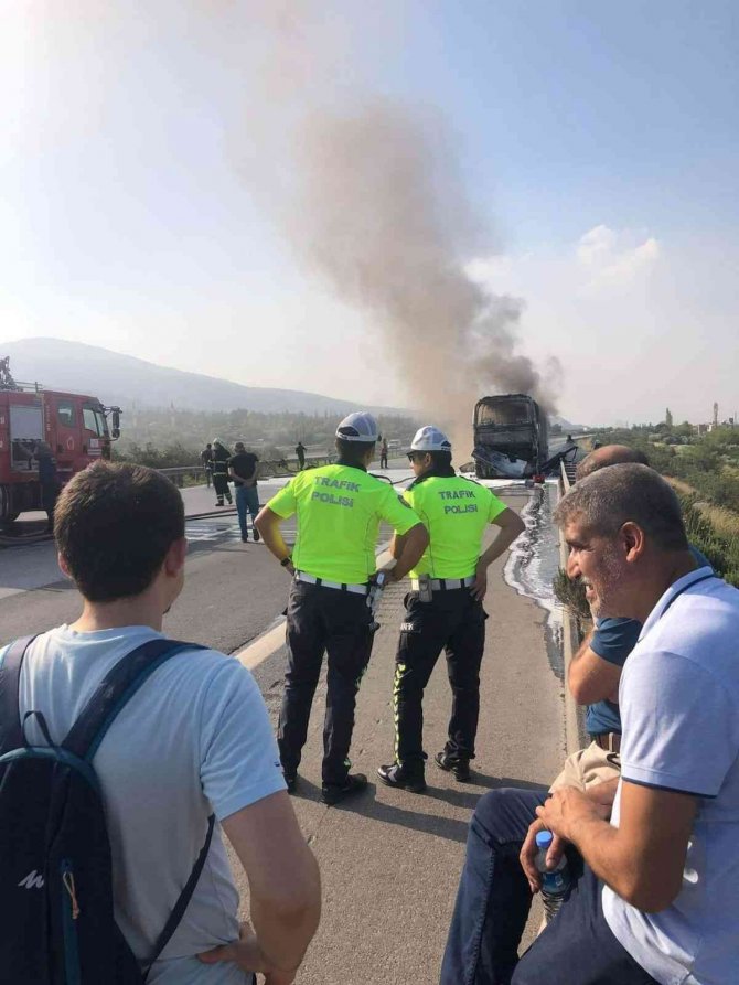 Hatay’da Seyir Halindeki İşçi Servisi Alev Alev Yandı