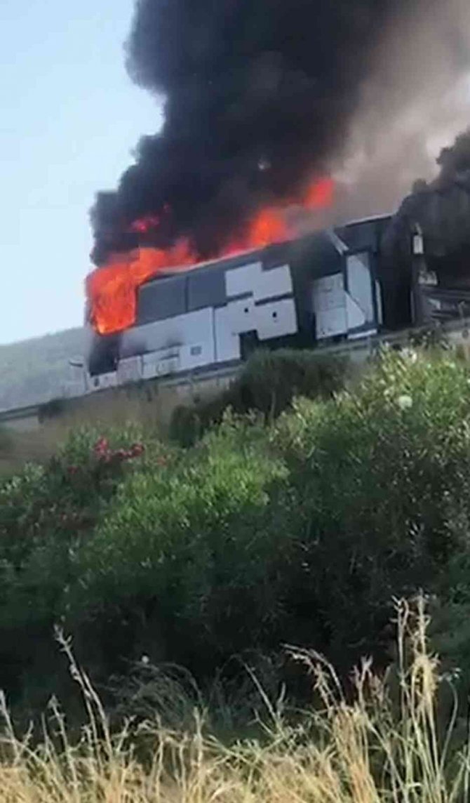 Hatay’da Seyir Halindeki İşçi Servisi Alev Alev Yandı