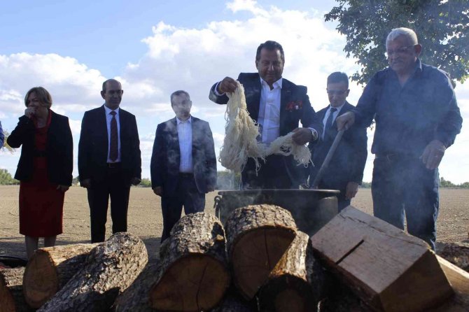 Asırlar Önce Formülü Yasaklanan "Edirne Kırmızısı" Kıyafetlerle Buluşuyor