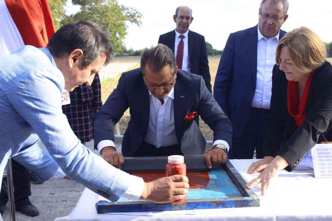 Asırlar Önce Formülü Yasaklanan "Edirne Kırmızısı" Kıyafetlerle Buluşuyor