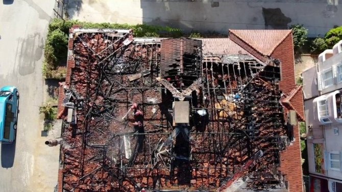 Sakarya’da 3 Katlı Binanın Çatı Katı Yandı, Ekiplerin Müdahalesi Havadan Görüntülendi