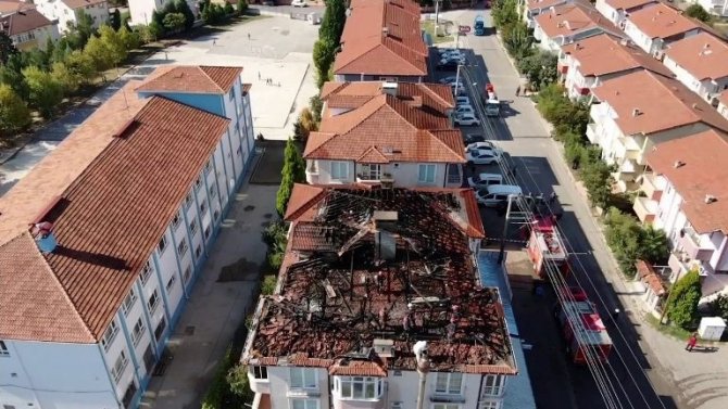 Sakarya’da 3 Katlı Binanın Çatı Katı Yandı, Ekiplerin Müdahalesi Havadan Görüntülendi
