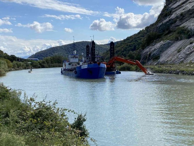 Bartın Irmağı Tarak Gemisi İle Temizleniyor