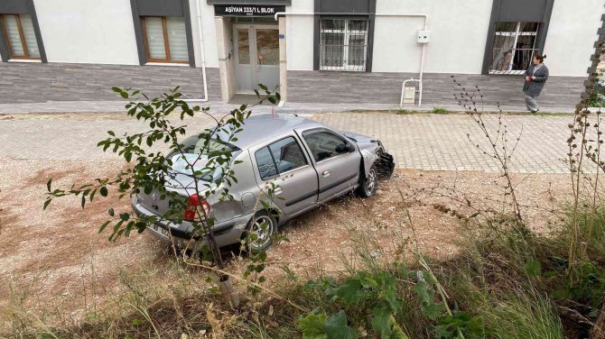 Frenleri Boşalan Otomobil İstinat Duvarından Düştü