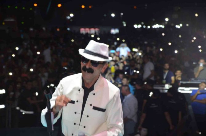 Şırnak’ta Binlerce Kişinin Katıldığı Festivalde Tıvorlu İ̇smail, 1.5 Metrelik Sahneden Atladı