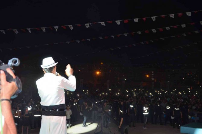 Şırnak’ta Binlerce Kişinin Katıldığı Festivalde Tıvorlu İ̇smail, 1.5 Metrelik Sahneden Atladı