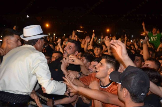 Şırnak’ta Binlerce Kişinin Katıldığı Festivalde Tıvorlu İ̇smail, 1.5 Metrelik Sahneden Atladı