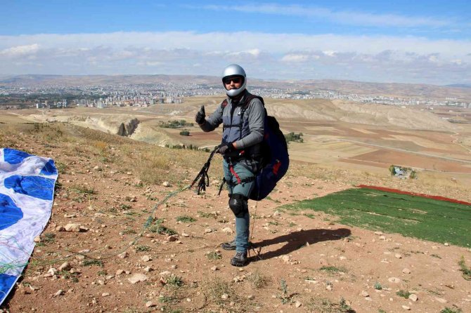 Sonunda Bu Da Oldu, Havada Usturalı Sakal Tıraşı