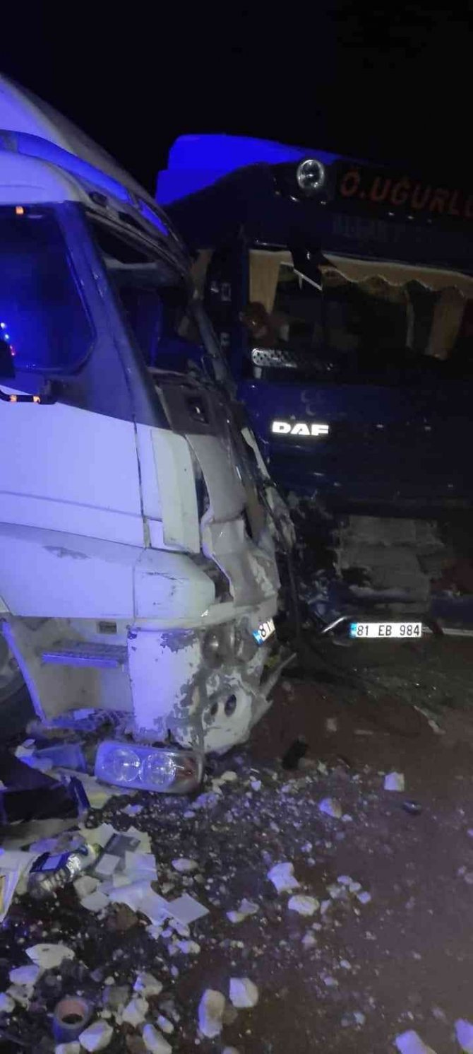 2 Tırın Çarpıştığı Kazada, 3 Kişi Yaralandı