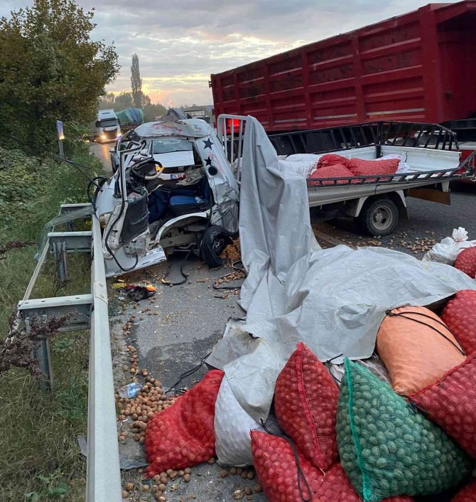 Tır İle Ceviz Yüklü Kamyonet Çarpıştı: 3 Yaralı