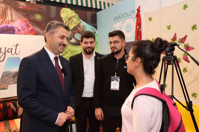 Başkan Eroğlu, Ankara’da Gençlerle Bir Araya Geldi