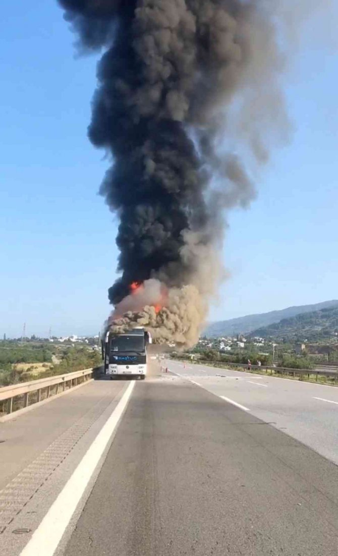 Hatay’da Seyir Halindeki İşçi Servisi Alev Alev Yandı