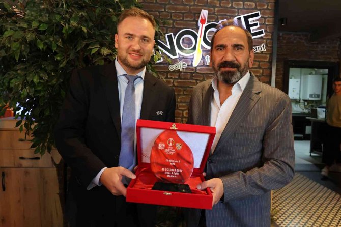 Maç Öncesi Dostluk Yemeği
