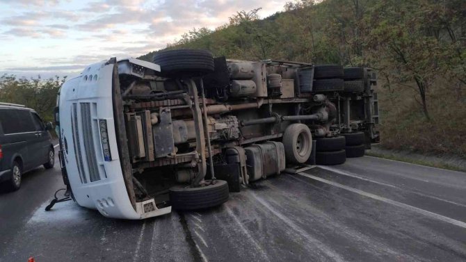 Bursa’da Kamyon Devrildi: 2 Yaralı