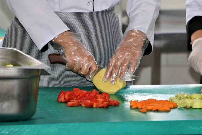 Diyarbakır’da Taşımalı Eğitim Gören Öğrencilerin Yemeği Meslek Liselilerden