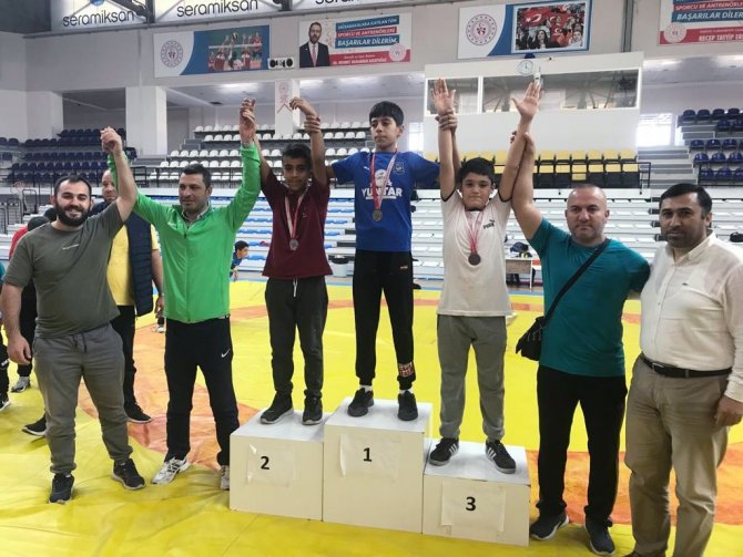 Yunusemreli Güreşçiler Turgutlu’da Madalyaları Topladı