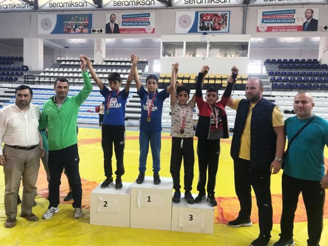 Yunusemreli Güreşçiler Turgutlu’da Madalyaları Topladı