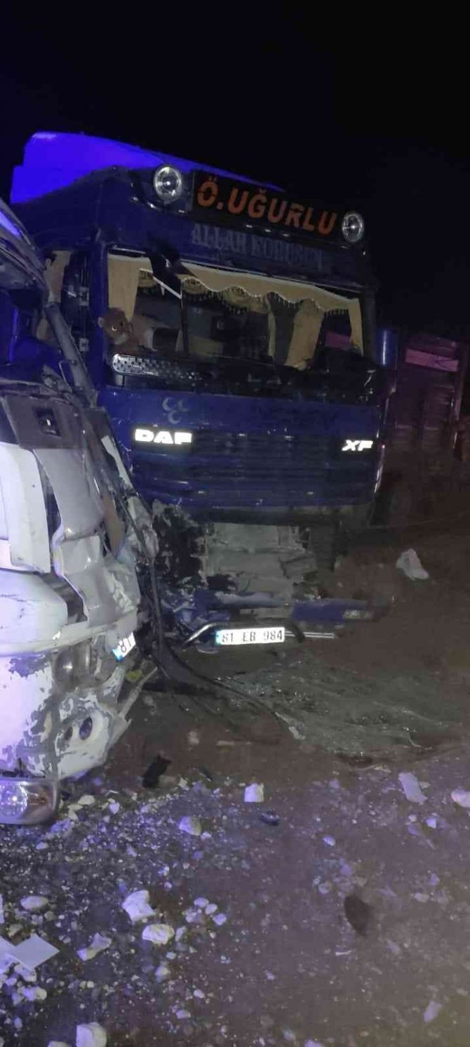 2 Tırın Çarpıştığı Kazada, 3 Kişi Yaralandı
