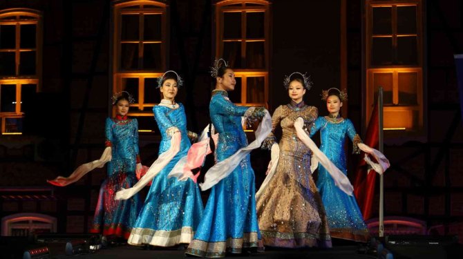 Türk Kadınının Zarafeti Podyumda