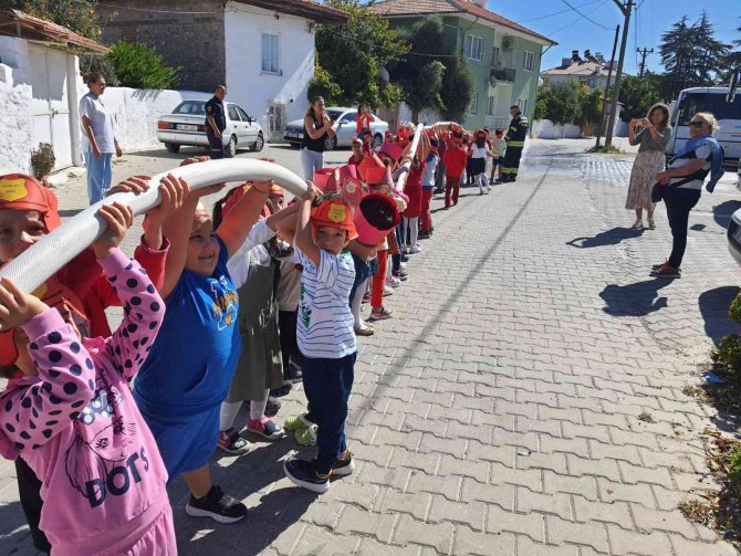 Minik Öğrencilerden İtfaiyeye Ziyaret