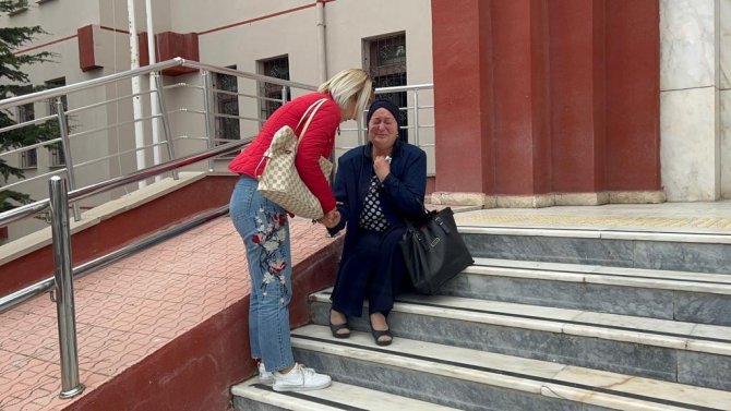 Alkollü Ve Ehliyetsiz Sürücünün Öldürdüğü Eşi İçin Adliye Önünde Adalet İstedi