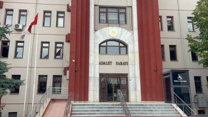 Alkollü Ve Ehliyetsiz Sürücünün Öldürdüğü Eşi İçin Adliye Önünde Adalet İstedi