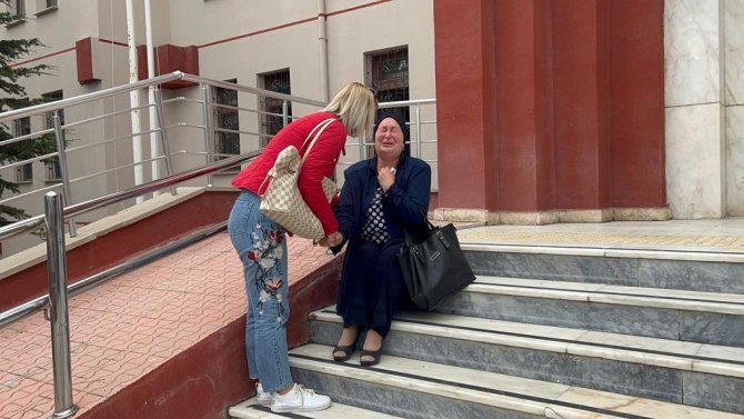 Alkollü Ve Ehliyetsiz Sürücünün Öldürdüğü Eşi İçin Adliye Önünde Adalet İstedi