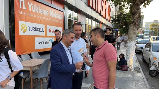 Ak Parti “Türkiye İ̇çin Güven Ve İ̇stikrar” Broşürlerini Dağıttı