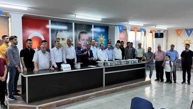 Ak Parti “Türkiye İ̇çin Güven Ve İ̇stikrar” Broşürlerini Dağıttı