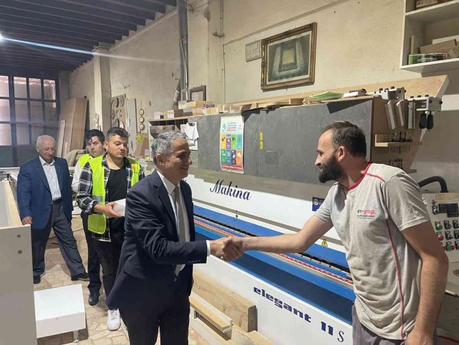 Başkan Bozkurt Sanayi Esnafına Lokum Dağıttı