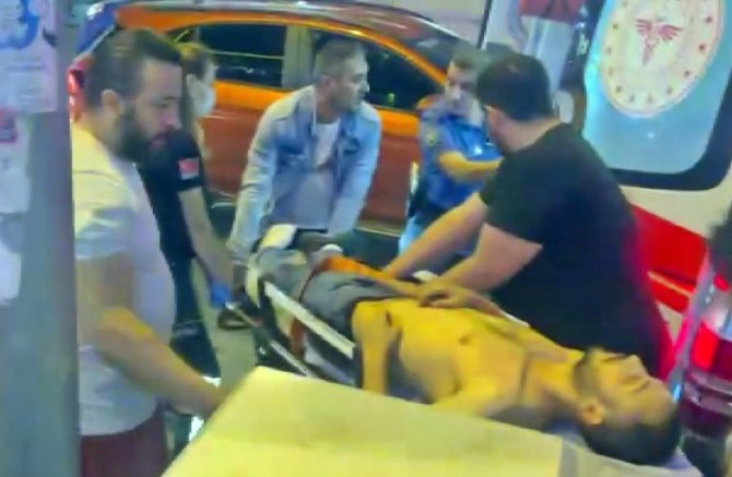 İ̇ki Kişinin Kavgasına Dahil Oldu, Kasığından Bıçaklandı
