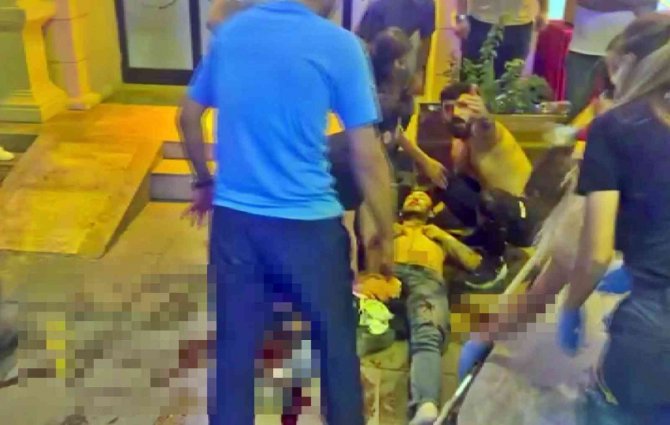 İ̇ki Kişinin Kavgasına Dahil Oldu, Kasığından Bıçaklandı