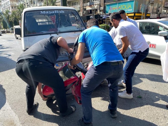 Ticari Araç İle Çarpışan Motosikletin Sürücüsü Yaralandı