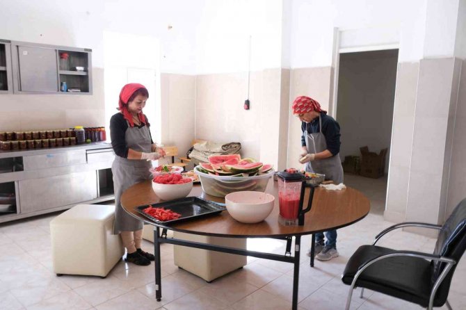 Ayvalık’ta Kooperatif Mutfağında Kış Hazırlıkları