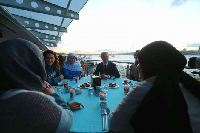 Başkan Tahmazoğlu İ̇stanbul’da Ve Ankara’da Şahinbeyli Öğrencilerle Bir Araya Geldi