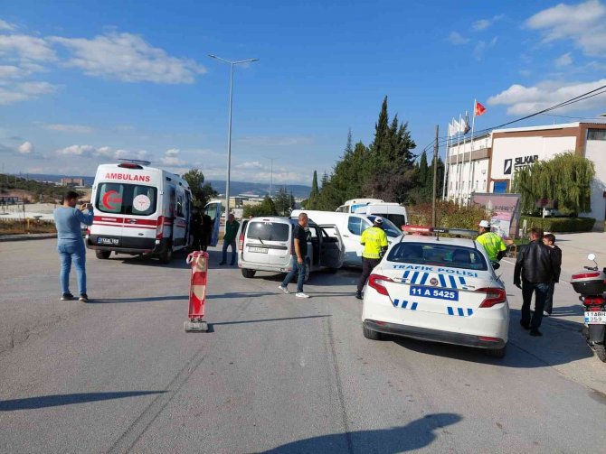 Bilecik’te Yaşanan Trafik Kazasında 3 Kişi Yaralandı