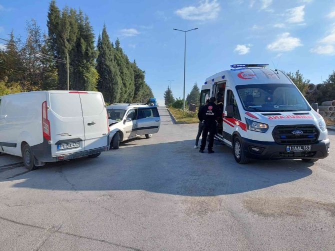 Bilecik’te Yaşanan Trafik Kazasında 3 Kişi Yaralandı