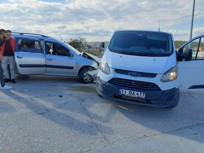 Bilecik’te Yaşanan Trafik Kazasında 3 Kişi Yaralandı
