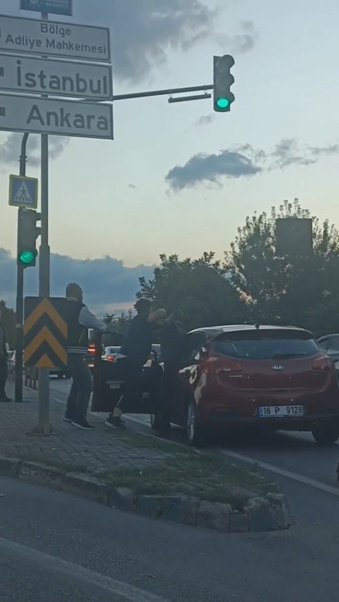 Anayolu Boks Maçına Çevirdiler.. Şoförlerin Yol Verme Kavgası Kamerada