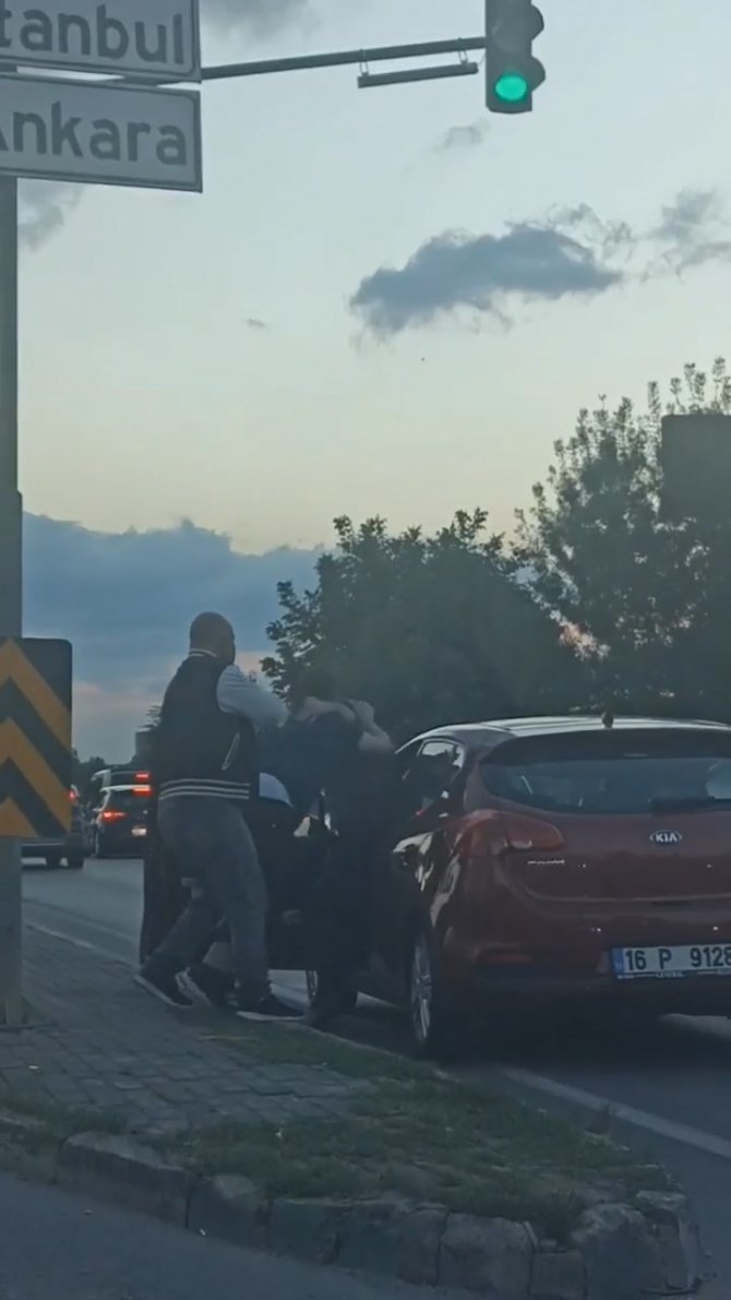 Anayolu Boks Maçına Çevirdiler.. Şoförlerin Yol Verme Kavgası Kamerada