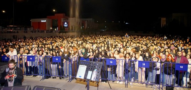 Üniversite Öğrencileri Deniz Tarman İle Coştu