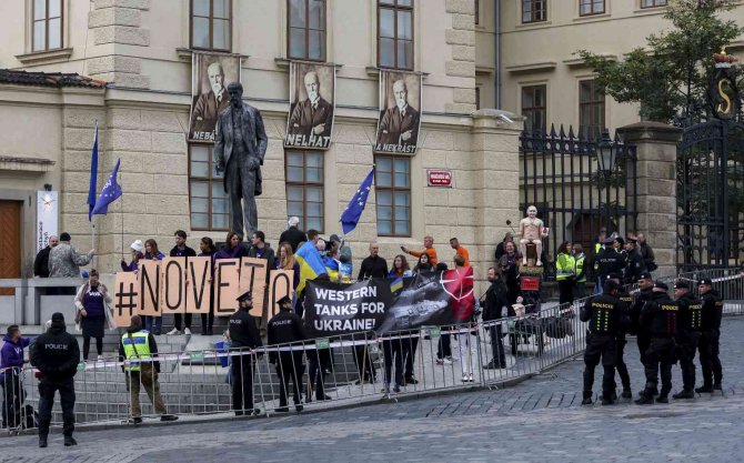 Prag’daki Ab Zirvesi Öncesi "Ukrayna’ya Destek" Gösterisi